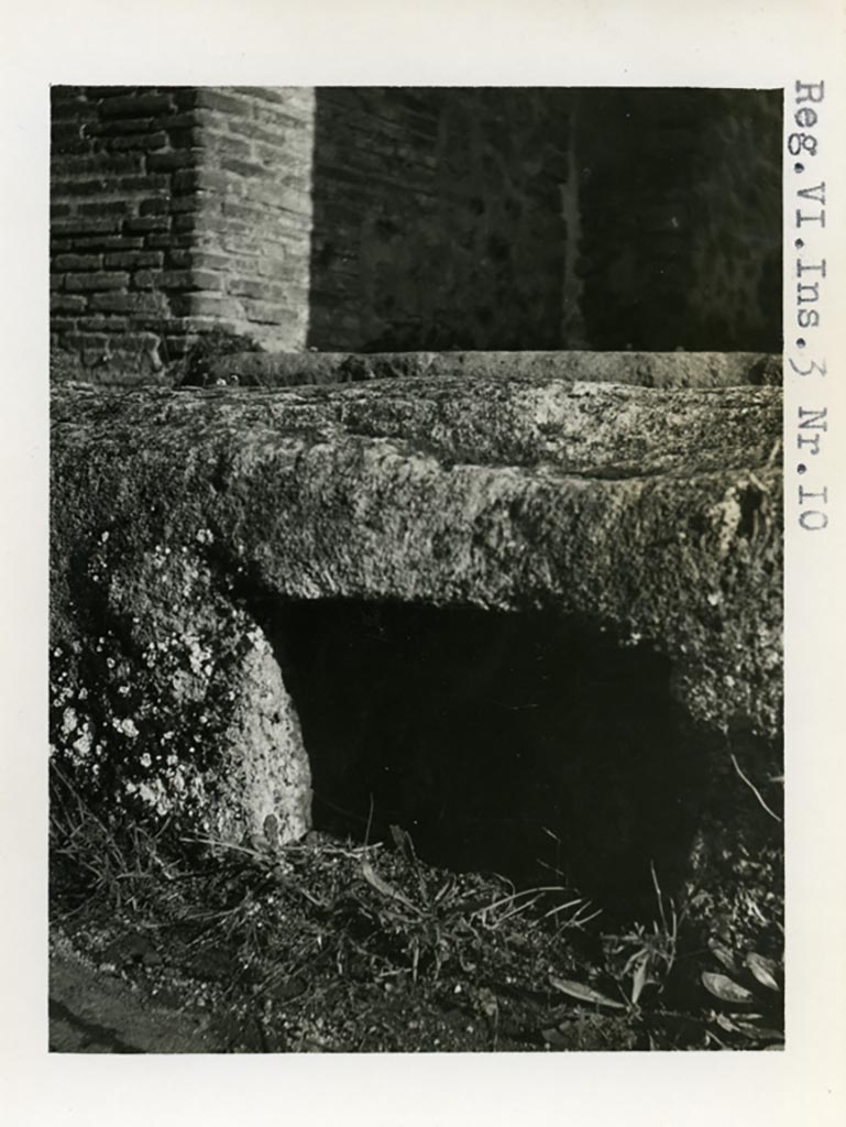 VI.3.7 Pompeii, not VI.3.10 as shown on photo. Pre-1937-39. Drain in road outside entrance to VI.3.7.
Photo courtesy of American Academy in Rome, Photographic Archive. Warsher collection no. 017.