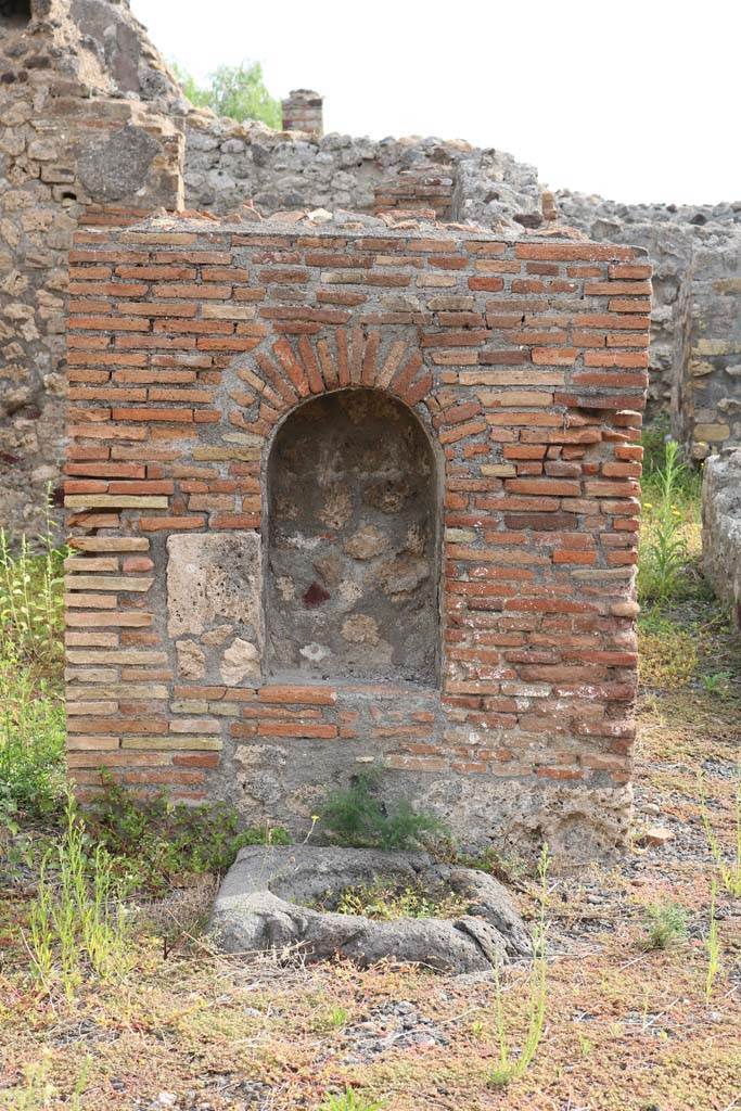 VI.3.10 Pompeii. December 2018. 
Lararium on east side of workshop. Photo courtesy of Aude Durand.