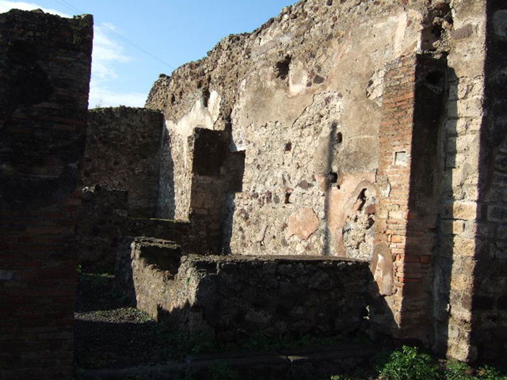 VI.3.24 Pompeii. December 2004. North wall, according to both Eschebach and Fiorelli, this had two shelves near the lararium niche. See Pappalardo, U., 2001. La Descrizione di Pompei per Giuseppe Fiorelli (1875). Napoli: Massa Editore. (p.53)  See Eschebach, L., 1993. Gebäudeverzeichnis und Stadtplan der antiken Stadt Pompeji. Köln: Böhlau. (p.166)