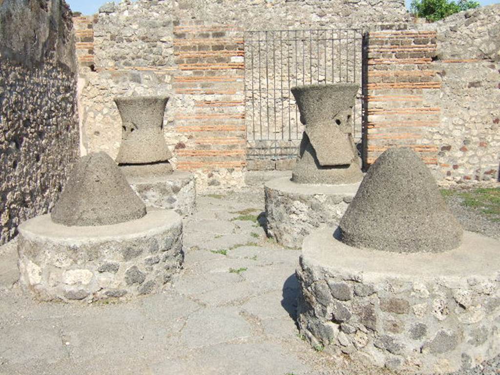 VI.3.27 Pompeii. September 2005. Looking east outwards onto Vicolo di Modesto.