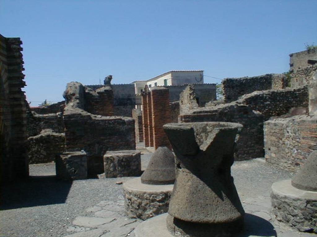 VI.3.27 Pompeii. May 2004. Looking west from rear towards front.
