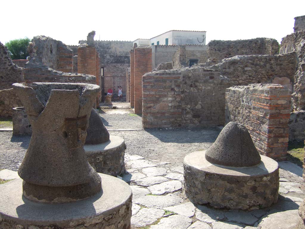 VI.3.27 Pompeii. September 2005. Looking west from rear towards front entrance at VI.3.3.
See VI.3.3 for more photos.