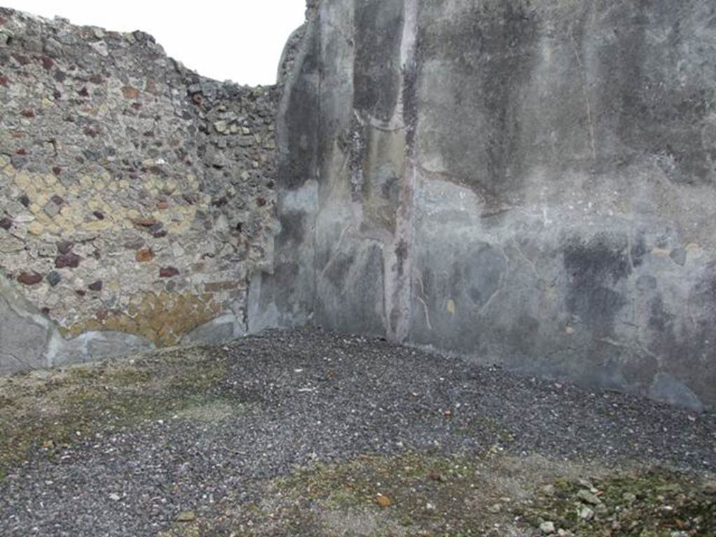 VI.5.3 Pompeii. December 2007. Room 5, south-east corner of triclinium.
