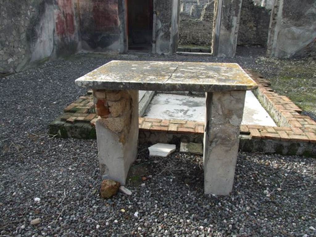 VI.5.3 Pompeii. December 2007. Marble top table and impluvium in atrium.  
Looking west across atrium towards entrance corridor.