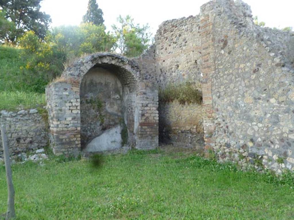 VI.5.3 Pompeii. May 2011. Room 9, north-east corner of garden area.