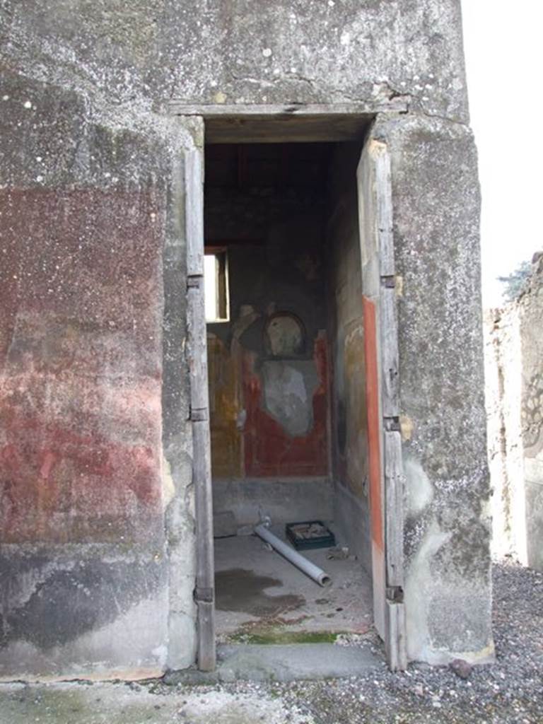 VI.5.3 Pompeii. December 2007. Doorway to room 20.  
According to Helbig, paintings found in this room were Theseus & Ariadne (1212), 
Apollo & Artemis (200), Floating girls (1903, 17, 33, 49)
See Helbig, W., 1868. Wandgemälde der vom Vesuv verschütteten Städte Campaniens. Leipzig: Breitkopf und Härtel. (1212, 200, etc)