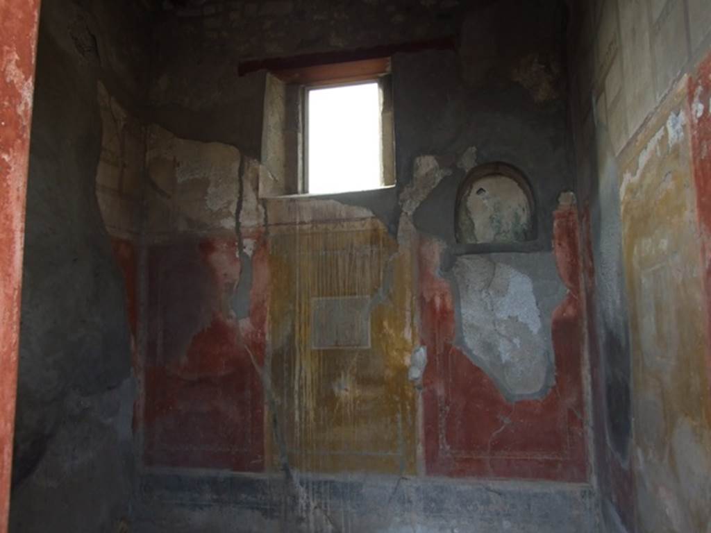 VI.5.3 Pompeii. December 2007. Room 20, west wall with remains of wall painting and niche.