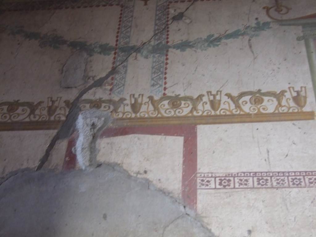 VI.5.3 Pompeii. Deceember 2007. Room 20, detail of painted plaster from north wall.