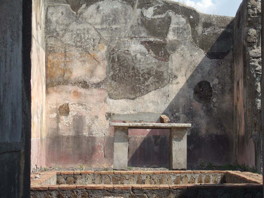 VI.5.3 Pompeii. September 2005. Tablinum, looking towards east wall.
According to Helbig, the paintings found in the tablinum were: a possible bust of Aphrodite, 76, Girl and satyr, 511
See Helbig, W., 1868. Wandgemälde der vom Vesuv verschütteten Städte Campaniens. Leipzig: Breitkopf und Härtel. (76 and 511)