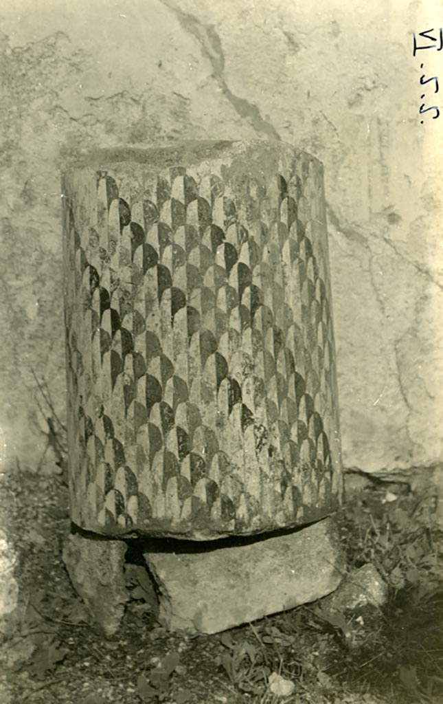 VI.5.5 Pompeii. pre-1937-39. 
Painted base of one of the four slender columns which supported a small pergola in the middle of the garden.
Photo courtesy of American Academy in Rome, Photographic Archive. Warsher collection no. 1694.