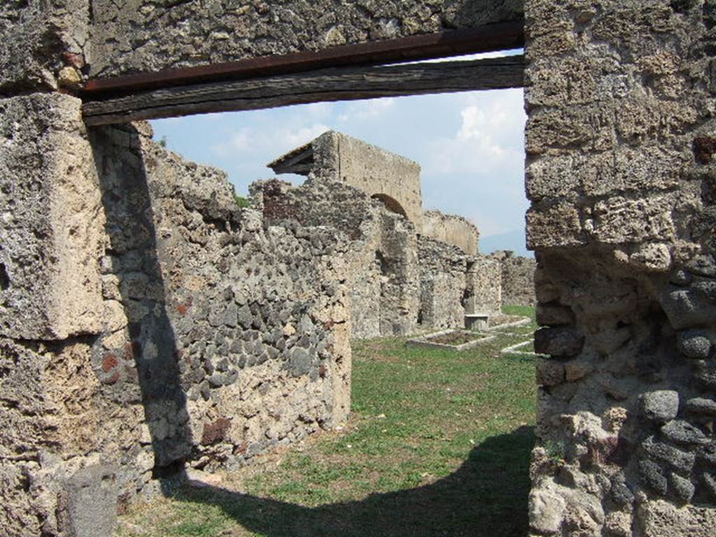 VI.5.7 Pompeii. September 2005. Looking east along entrance fauces, or corridor.