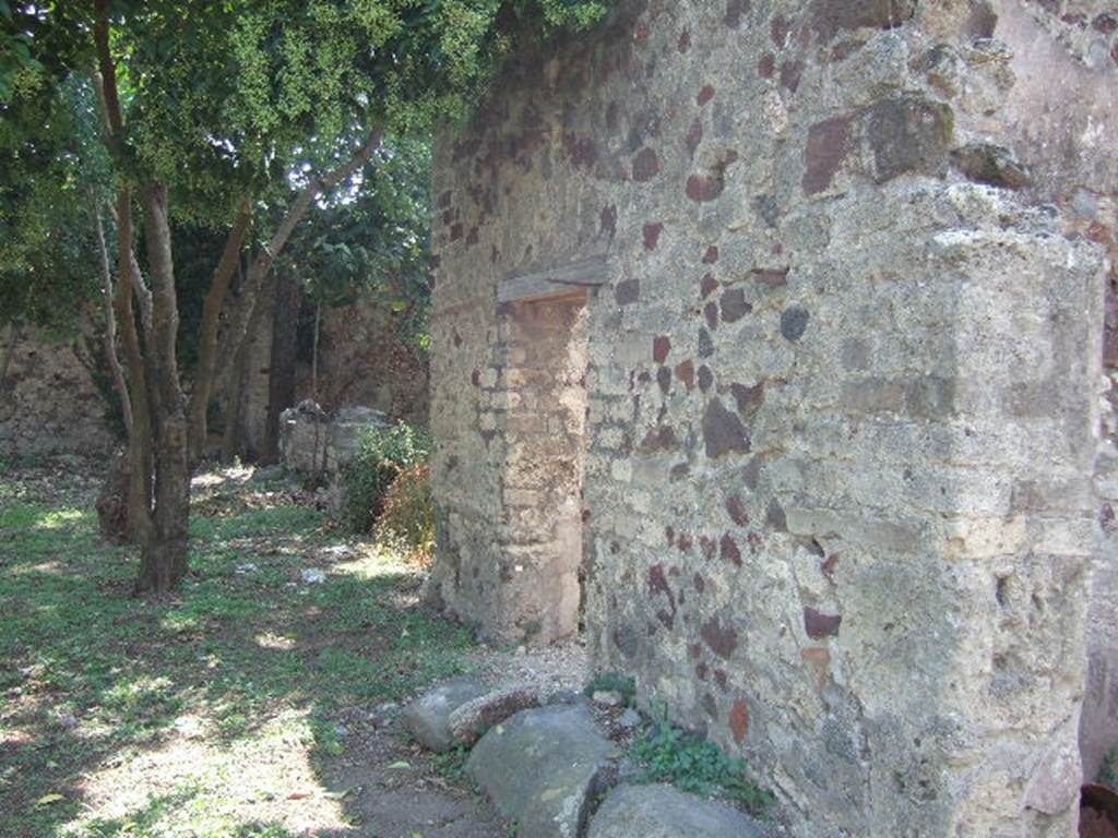 VI.5.7 Pompeii. September 2005. West side of garden area. According to Eschebach, site of two cubicula. See Eschebach, L., 1993. Gebäudeverzeichnis und Stadtplan der antiken Stadt Pompeji. Köln: Böhlau. (p.170)