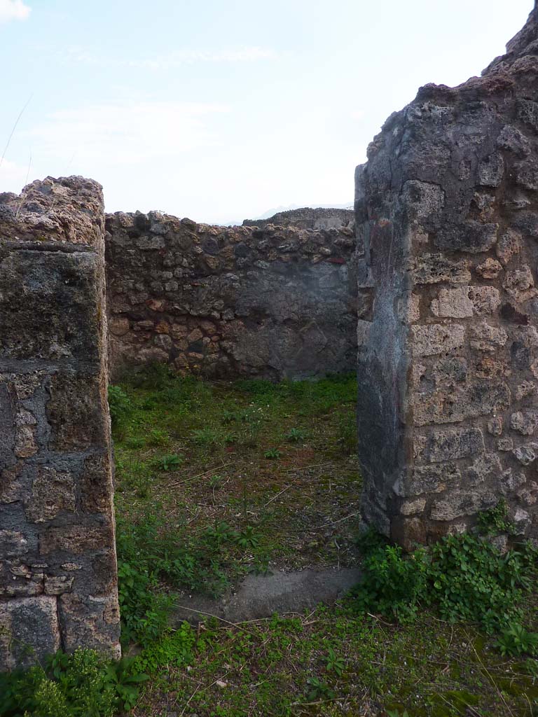 VI.5.9 Pompeii. November 2021. 
Doorway to room on west side of triclinium, looking south from garden area. Photo courtesy of Hélène Dessales.