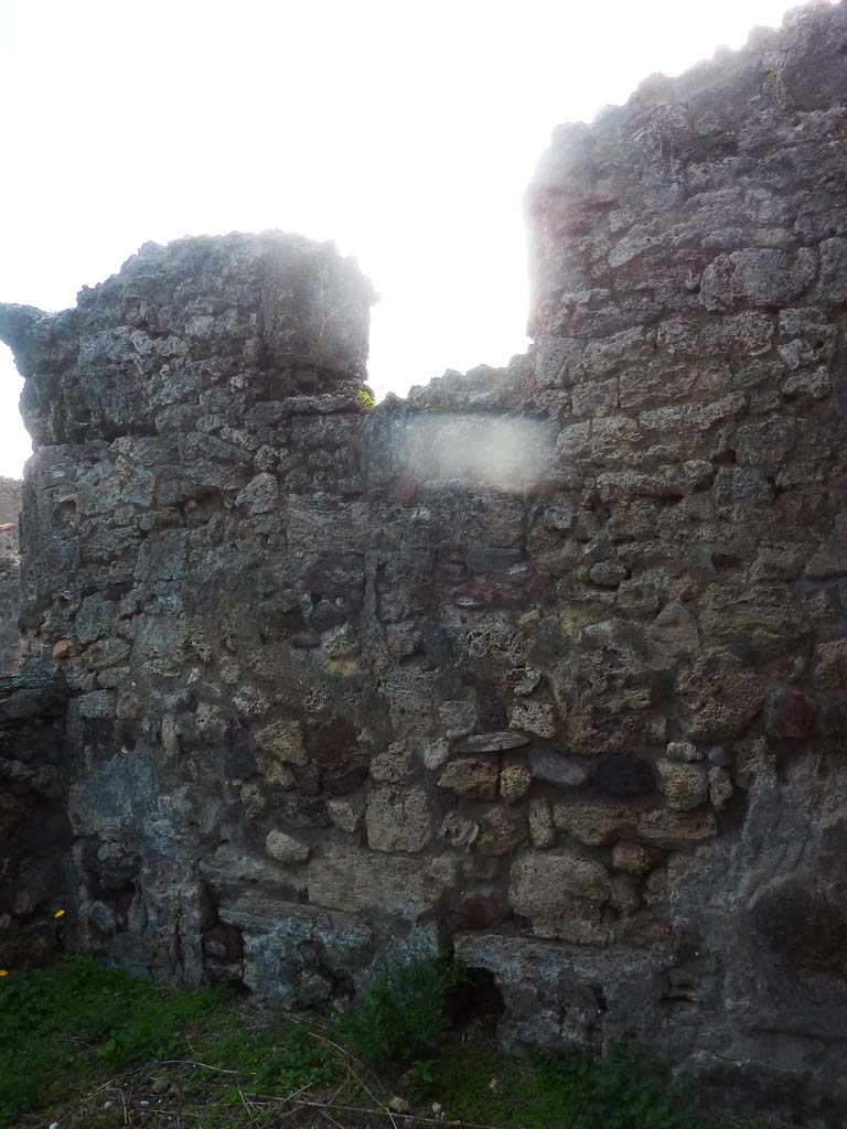 VI.5.9 Pompeii. November 2021. 
Detail of west wall of cubiculum with window, on north side of entrance corridor. Photo courtesy of Hélène Dessales.