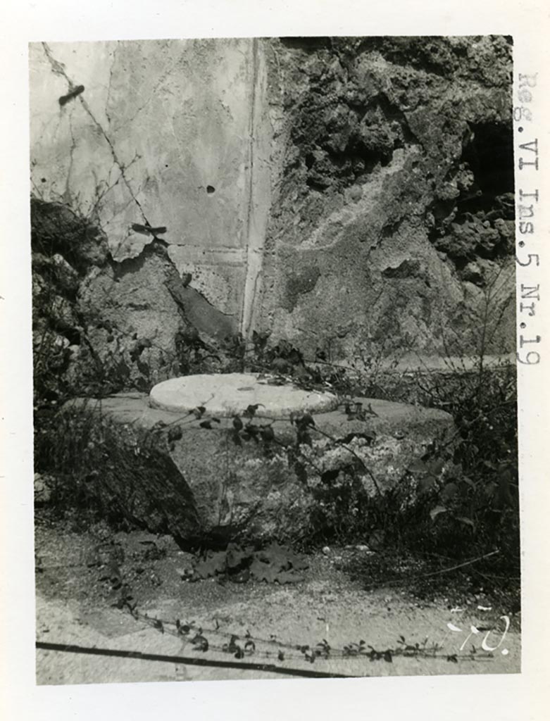 VI.5.19 Pompeii. pre-1937-39. Identified by Warscher as VI.5.19, which is linked to VI.5.9.
Photo courtesy of American Academy in Rome, Photographic Archive. Warsher collection no. 770