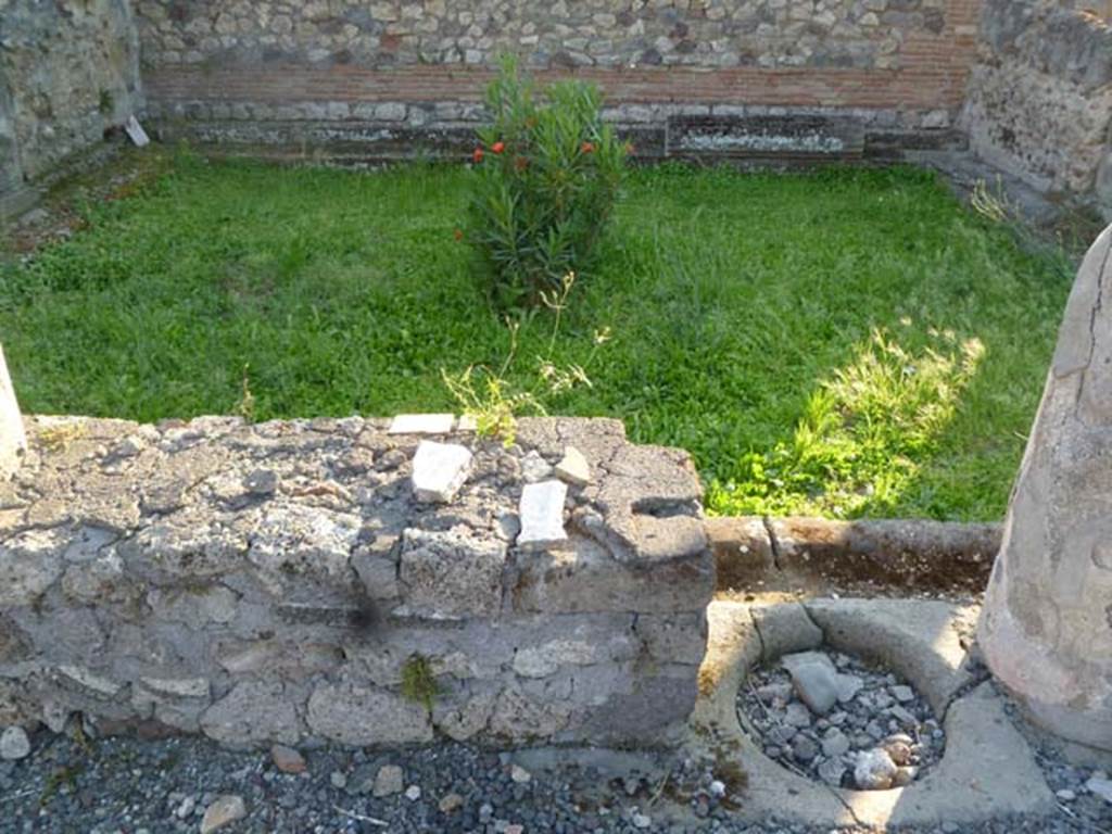 VI.5.10 Pompeii. May 2011. Looking west across peristyle, with another cistern mouth.
