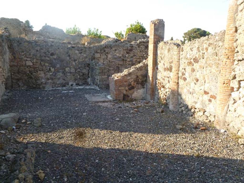 VI.5.10 Pompeii. May 2011. Room 16, looking north towards doorway to room 15.