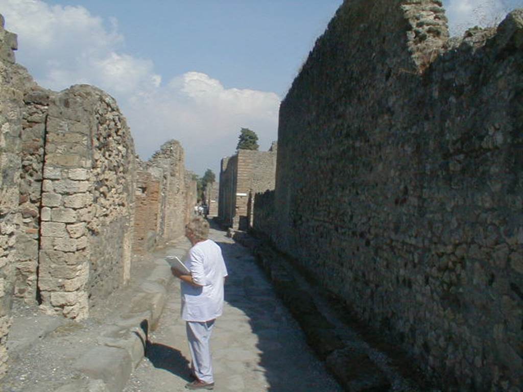 VI.5.13 Dwelling house. Linked to VI.5.12
VI.5.13          Vico di Mercurio looking east                                      VI.6