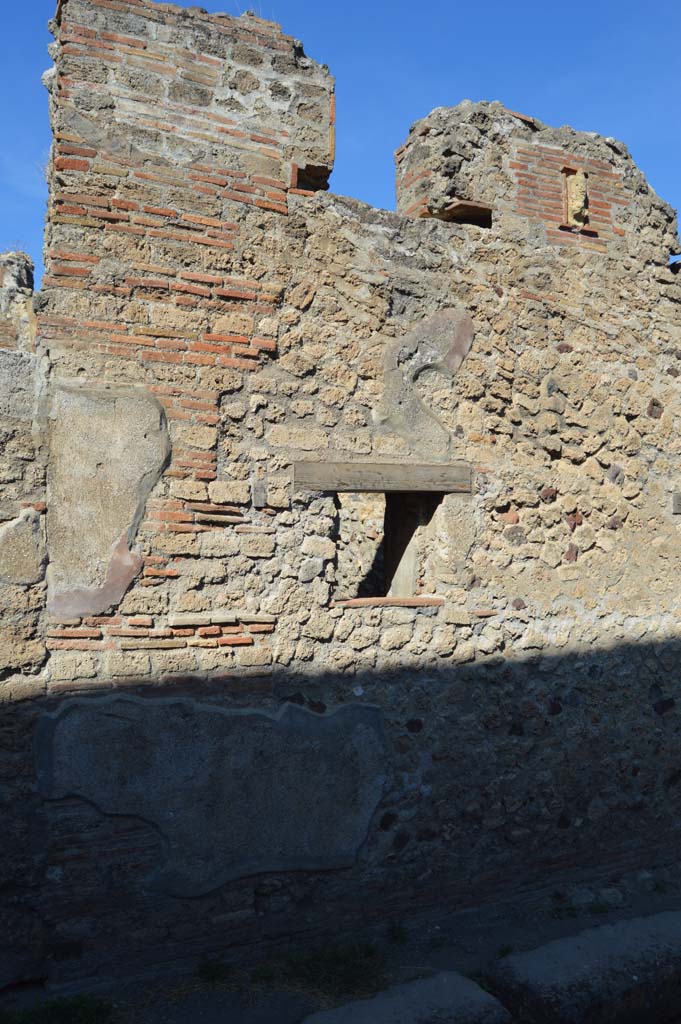 VI.5.16 Pompeii. October 2017. Upper front façade on Vicolo di Mercurio, with phallus plaque.
Foto Taylor Lauritsen, ERC Grant 681269 DÉCOR.