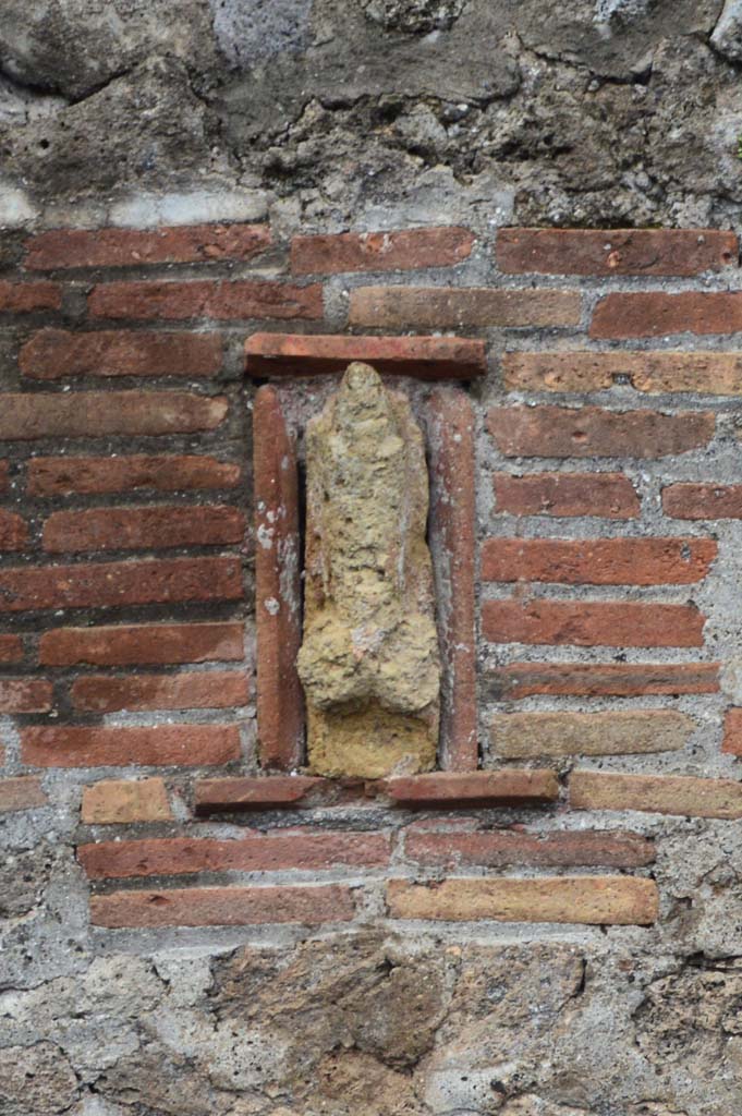 VI.5.16 Pompeii. March 2018. Plaque of phallus at upper floor level on front of house.
Foto Taylor Lauritsen, ERC Grant 681269 DÉCOR.