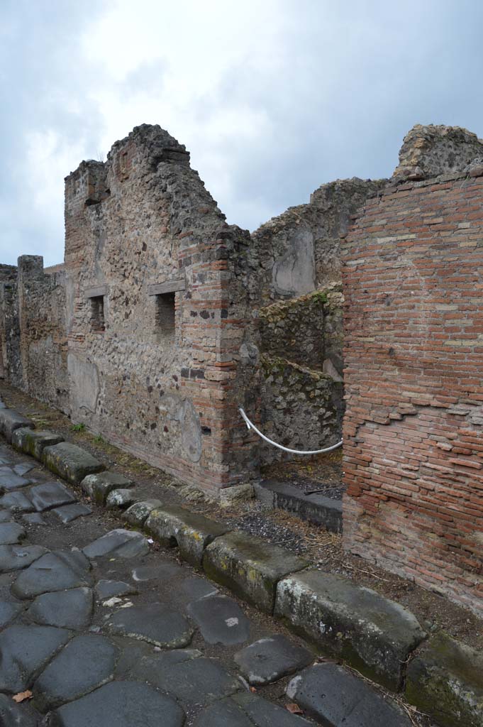 VI.5.16 Pompeii. March 2018. Looking west on Vicolo di Mercurio towards entrance doorway.
Foto Taylor Lauritsen, ERC Grant 681269 DÉCOR.