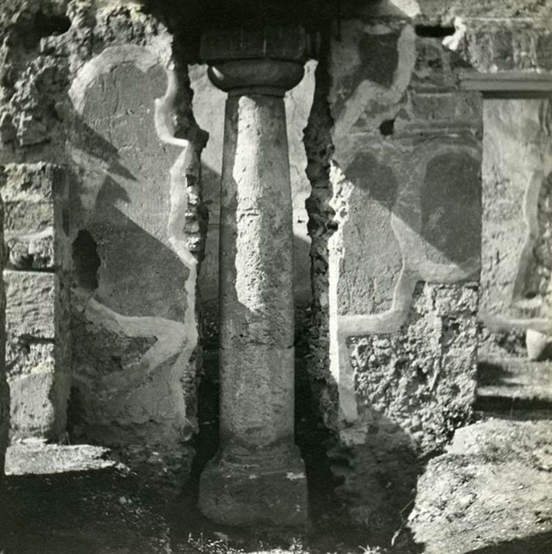 VI.5.17 Pompeii. c.1900-1930. Ancient column built into the north wall of the atrium area.
Photo by Esther Boise Van Deman (c) American Academy in Rome. VD_Archive_Ph_231.