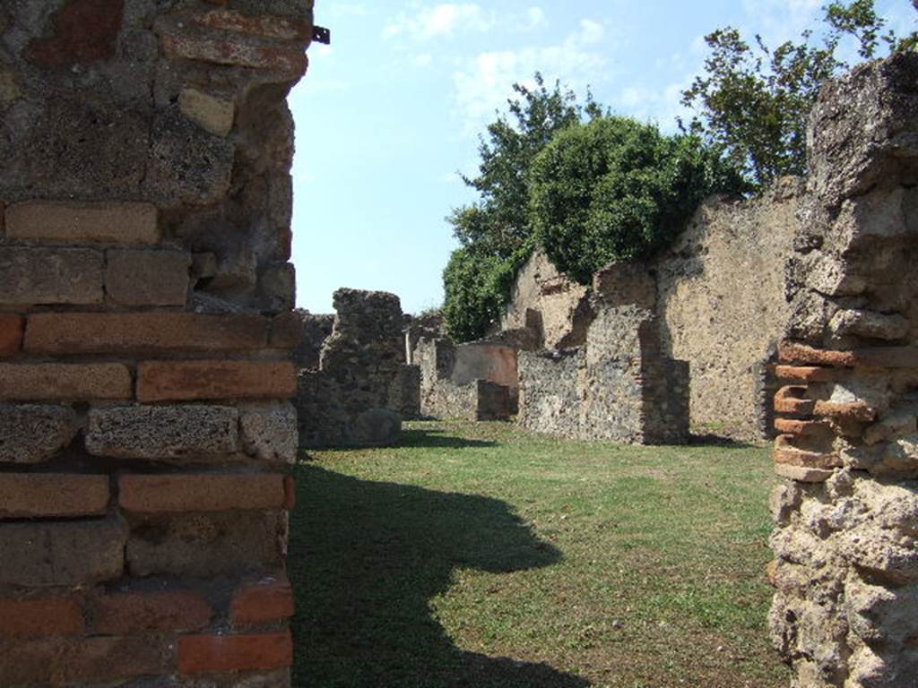 VI.5.20 Pompeii. September 2005. Looking west through entrance doorway to garden area. According to Jashemski, the garden occupied the rear third of the house. See Jashemski, W. F., 1993. The Gardens of Pompeii, Volume II: Appendices. New York: Caratzas. (p.126)
