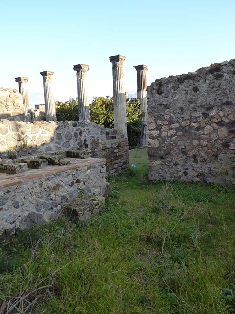 VI.6.1 Pompeii. January 2017. 
Room 16, looking south through doorway in kitchen area towards north-west corner of peristyle.
Foto Annette Haug, ERC Grant 681269 DÉCOR.