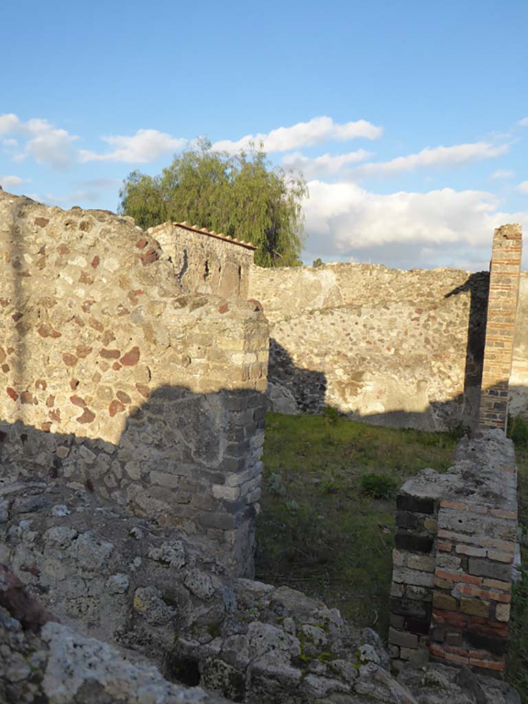 VI.6.1 Pompeii. January 2017. Doorway to room 19 exedra, from room 18.
Foto Annette Haug, ERC Grant 681269 DÉCOR.