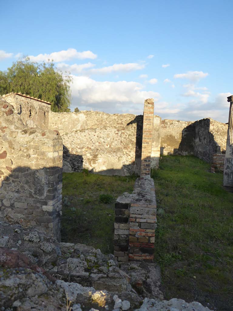 VI.6.1 Pompeii. January 2017. 
Looking east along north portico, towards doorway to room 19 from room 18.
Foto Annette Haug, ERC Grant 681269 DÉCOR.