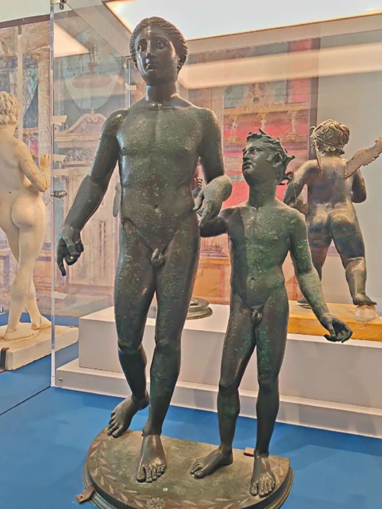 VI.6.1 Pompeii. October 2023. 
Bronze and silver statue of Dionysos and a Satyr, inv. 4995. Photo courtesy of Giuseppe Ciaramella. 
On display in “L’altra MANN” exhibition, October 2023, at Naples Archaeological Museum.