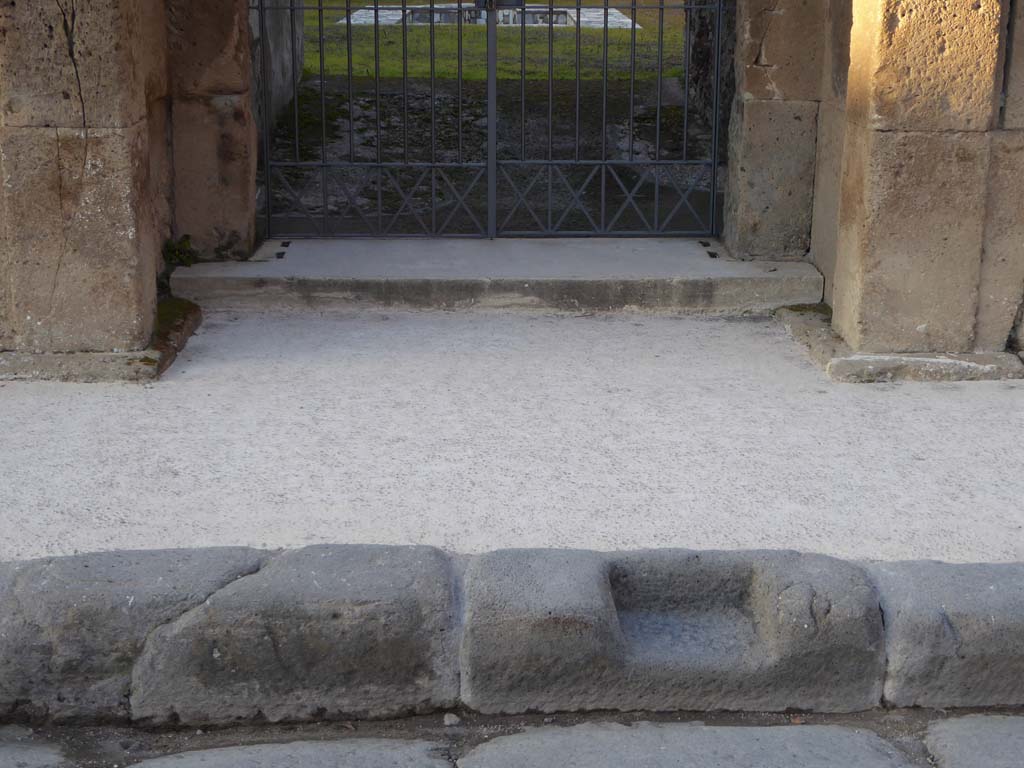 VI.6.1 Pompeii. January 2017. Looking north from step in pavement towards step and threshold of entrance doorway.
Foto Annette Haug, ERC Grant 681269 DÉCOR.