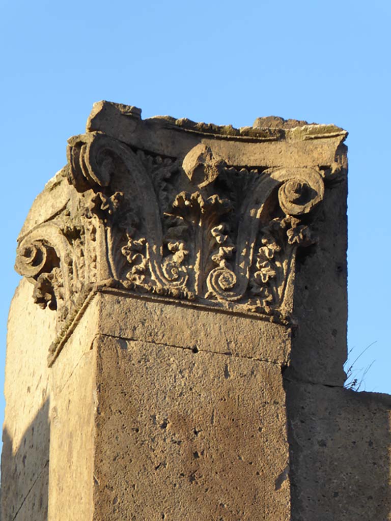 VI.6.1 Pompeii. January 2017. Capital on upper east side of doorway.
Foto Annette Haug, ERC Grant 681269 DÉCOR.