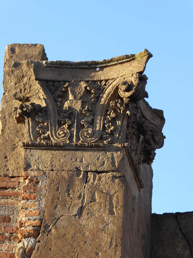 VI.6.1 Pompeii. January 2017. Capital on upper west side of doorway.
Foto Annette Haug, ERC Grant 681269 DÉCOR.