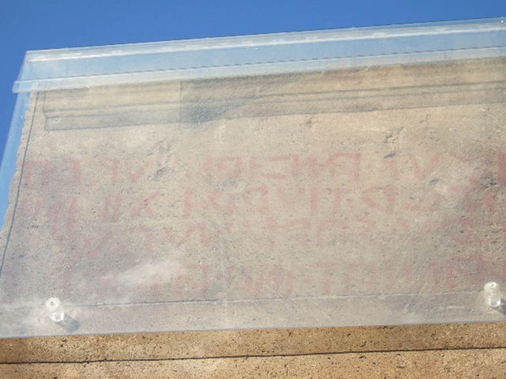 Remains of red painted Oscan inscription known as eítuns on pillar between VI.6.3 and VI.6.4. December 2005. According to Antonini, found here was the eítuns known as Vetter 24 –
eksuk. amvianud. eítuns
anter. tiurri. XII. ini. ver(u)
sarinu. puf. faamat
m(a)r(a(hi)s). aadiriis. v(iibieis)
See Antonini, R. (2007): Quaderni di Studi Pompeiani: Associazione Internazionale Amici di Pompei, 1/2007: (p.47-113)