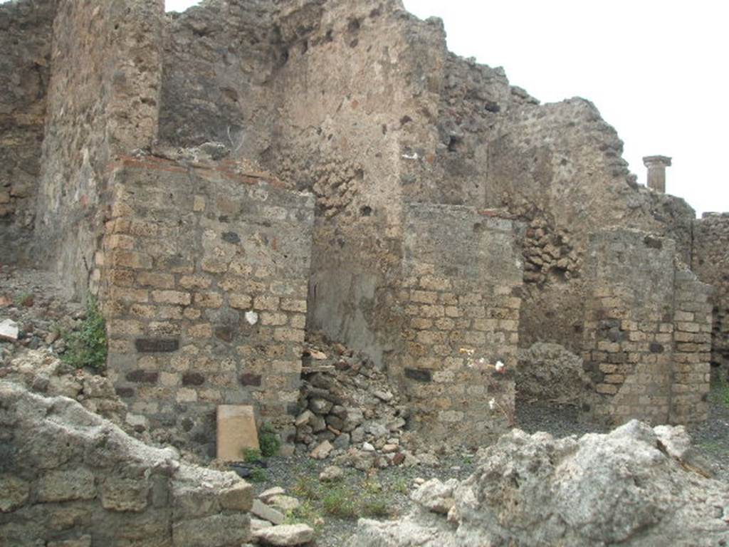 VI.6.7 from VI.6.6 Pompeii. May 2005. Doorways to rooms on west side of atrium, kitchen, cubiculum and tablinum or another cubiculum. In the night of 14th-15th September 1943, a bomb fell near here destroying three rooms with four dividing walls and the perimeter wall, part of VI.6.6/7.
See Garcia y Garcia, L., 2006. Danni di guerra a Pompei. Rome: L’Erma di Bretschneider. (p.76)
