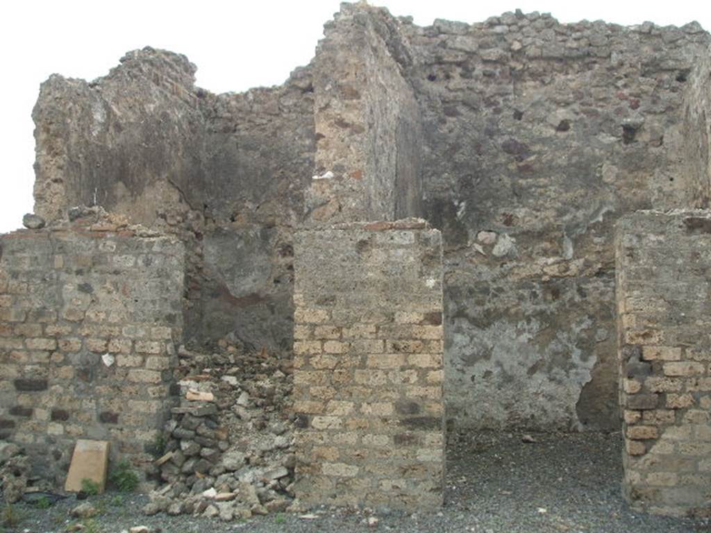 VI.6.7 Pompeii. May 2005. Two doorways on west side of atrium. On the left (filled with rubble) would have been a cubiculum. On the right, according to Eschebach is a closed tablinum, according to Fiorelli, it was another cubiculum. See Eschebach, L., 1993. Gebäudeverzeichnis und Stadtplan der antiken Stadt Pompeji. Köln: Böhlau. (p.174). See Pappalardo, U., 2001. La Descrizione di Pompei per Giuseppe Fiorelli (1875). Napoli: Massa Editore. (p.56)
