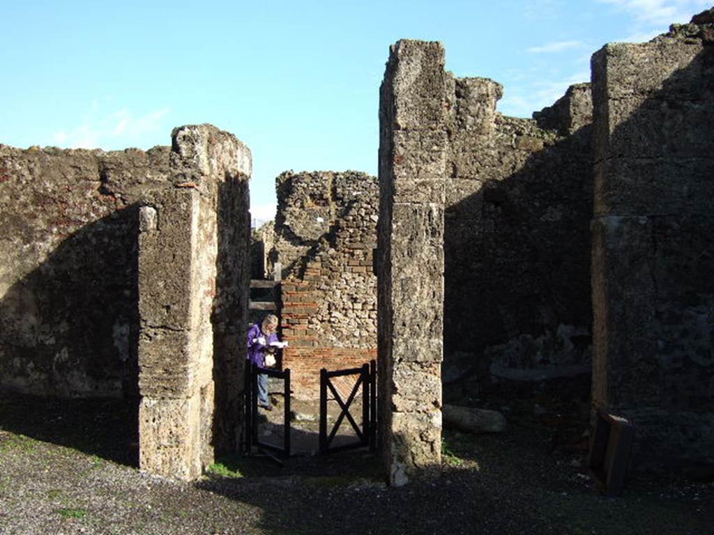 VI.6.9 Pompeii. December 2005. Looking east across atrium, towards entrance doorway (centre). On the left and right of the entrance corridor were doorways into cubicula.