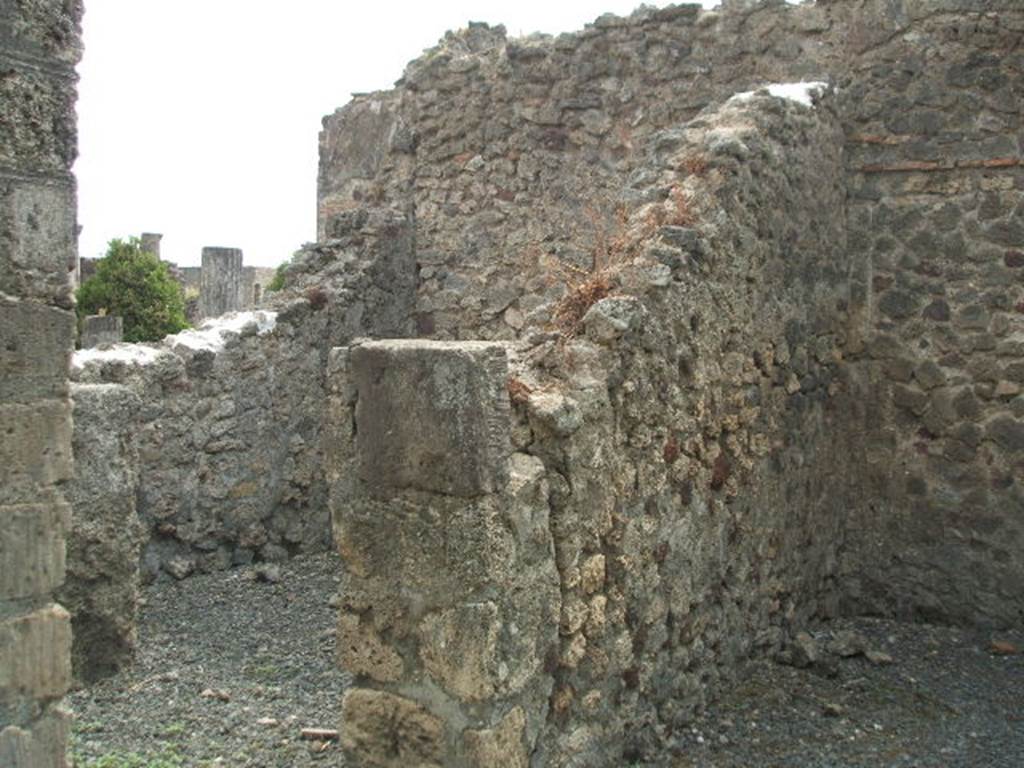 VI.6.10 Pompeii. May 2005. Looking south towards two rooms in south-west corner of atrium. A cubiculum is on the left and south wall of the tablinum is on the right.