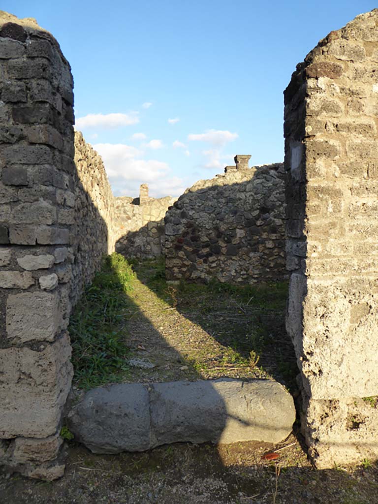 VI.6.14 Pompeii. January 2017. 
Looking east through entrance doorway, and towards doorway in east wall to rear room.
Foto Annette Haug, ERC Grant 681269 DÉCOR.
