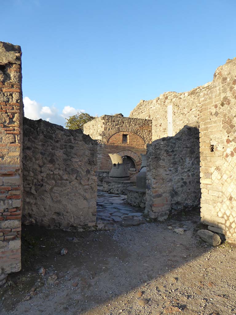 VI.6.17 Pompeii. January 2017. Looking north to doorway to bakery.
Foto Annette Haug, ERC Grant 681269 DÉCOR.