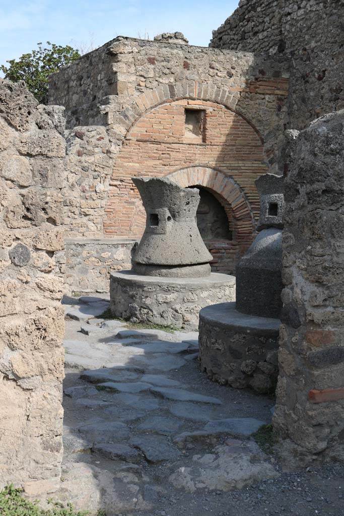 VI.6.17 Pompeii. December 2018. 
Looking through doorway to bakery in north wall of entrance room. Photo courtesy of Aude Durand.