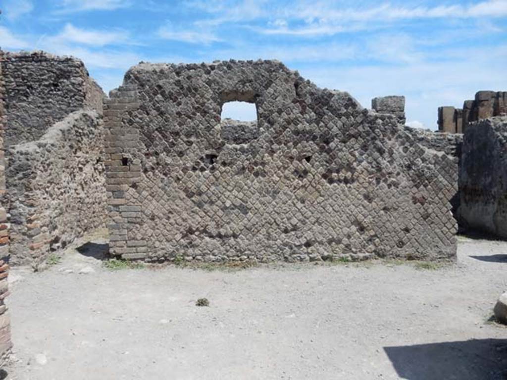 VI.6.17 Pompeii. May 2017. Looking towards east wall of entrance room with doorway to small rear room, on the left. The doorway, on the right, links to VI.6.20/21 through another small room.  Photo courtesy of Buzz Ferebee.