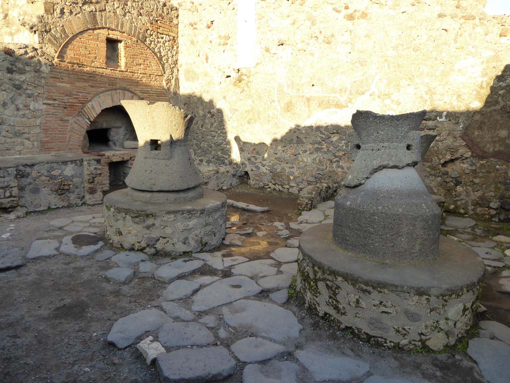 VI.6.17 Pompeii. January 2017. Looking north across mills towards oven in bakery.
Foto Annette Haug, ERC Grant 681269 DÉCOR.