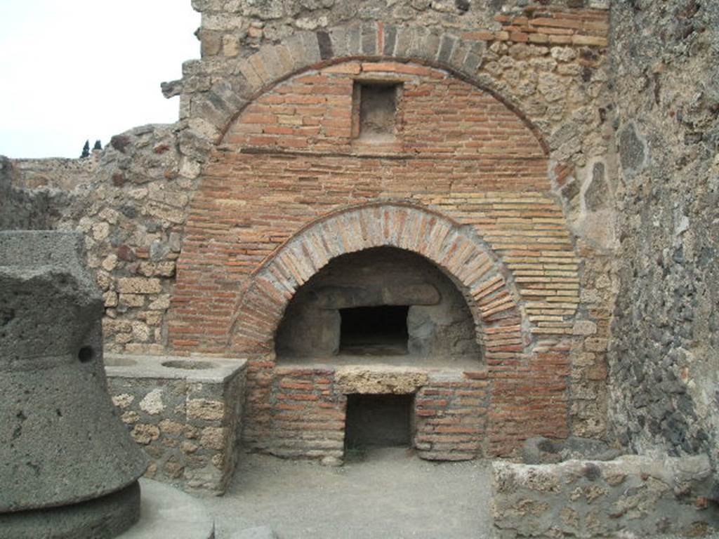 VI.6.17 Pompeii. According to Boyce, Fiorelli had reported there was “nel panificio…un dipinto larario scomparso”. The print in Gell-Gandy showed a single serpent painted on the front side of the oven. See Boyce G. K., 1937. Corpus of the Lararia of Pompeii. Rome: MAAR 14.  (p.47, no.159)