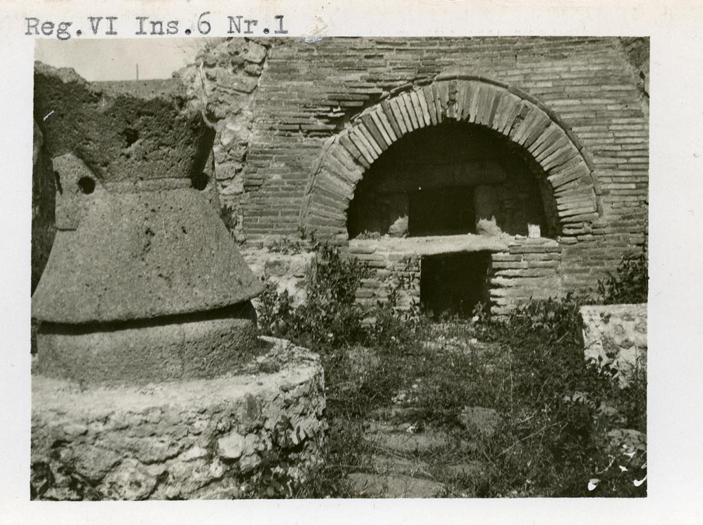 VI.6.17 Pompeii but shown as VI.6.1 on photo. Pre-1937-39. Looking north to front of oven.
Photo courtesy of American Academy in Rome, Photographic Archive. Warsher collection no. 973.