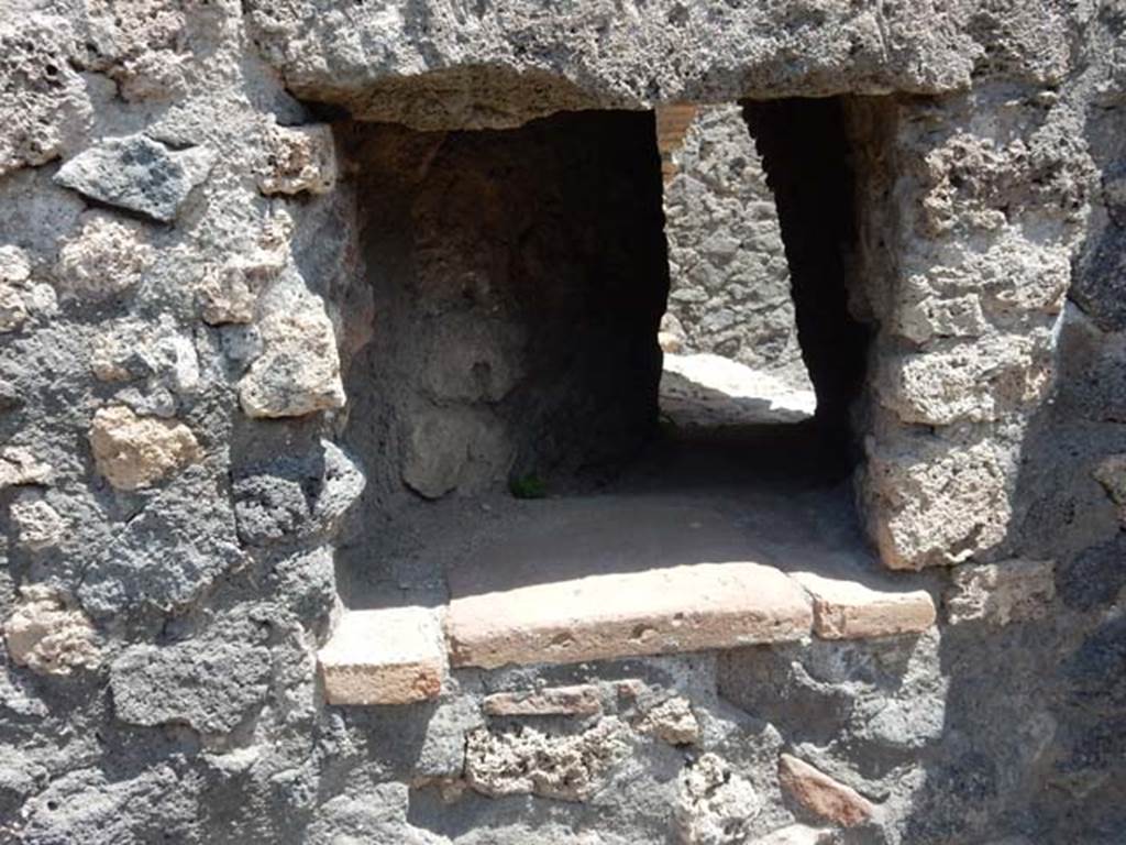 VI.6.17 Pompeii. May 2017. Window/recess in east wall of rear room, into west wall of oven. Photo courtesy of Buzz Ferebee.