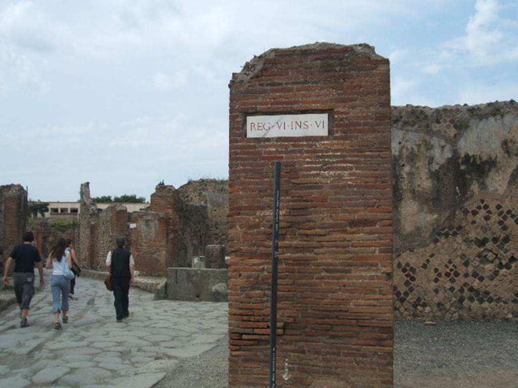 VI.6.21 Pompeii. May 2005. Looking north towards pilaster on corner of Via delle Terme, and Via Consolare.