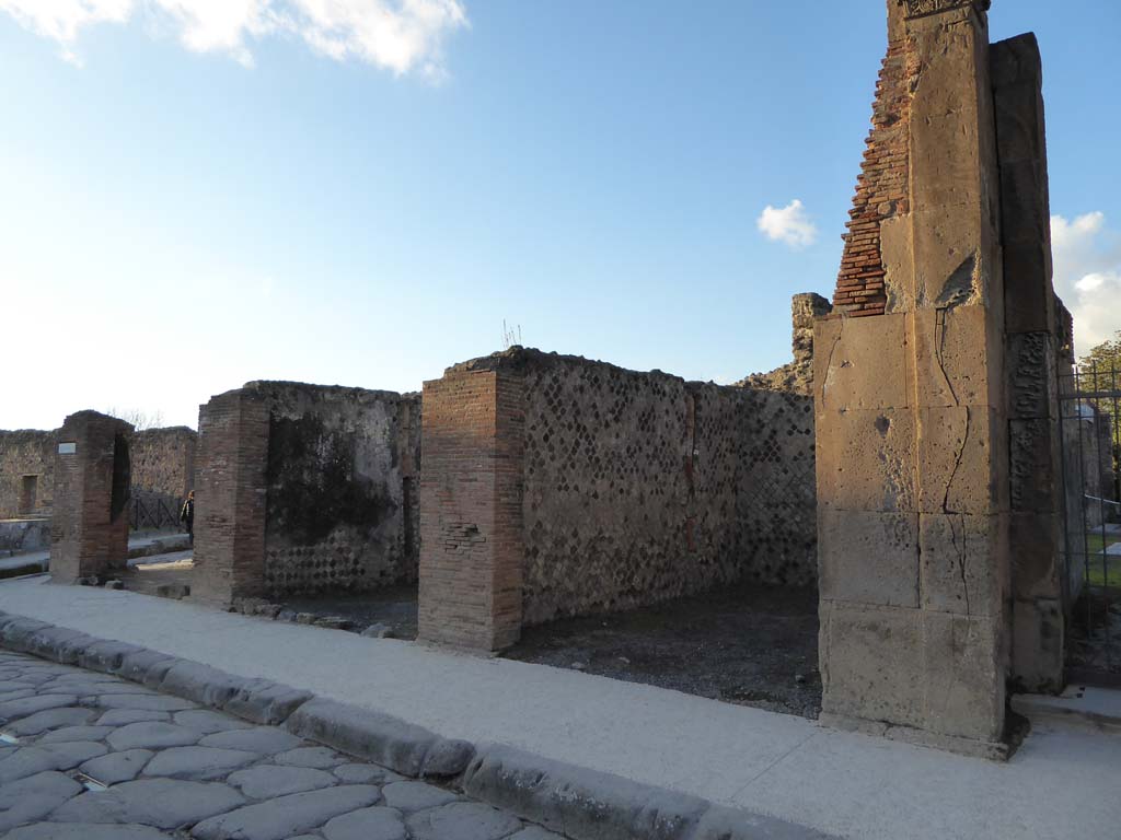VI.6.23 Pompeii. January 2017. Doorways to VI.6.21, on left, 22 and 23, centre right, with entrance doorway at VI.6.1, on right.
Foto Annette Haug, ERC Grant 681269 DÉCOR.