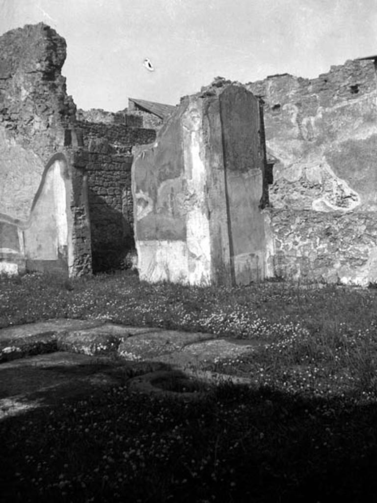 VI.7.6 Pompeii. W.1284. Room 1, north-west corner of atrium and doorway to garden on left, and room 9, small tablinum, on right.
Photo by Tatiana Warscher. Photo © Deutsches Archäologisches Institut, Abteilung Rom, Arkiv.